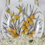 Arabia Botanica Suomuurain Lakka koristelautanen, suunnittelija Esteri Tomula