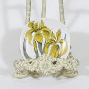 Arabia Botanica koristelautanen, Keltakurjenmiekka, suunnittelija Esteri Tomula, Keltakurjenmiekka, pieni, serikuva