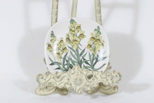 Arabia Botanica koristelautanen, Kannusruoho, suunnittelija Esteri Tomula, Kannusruoho, pieni, serikuva
