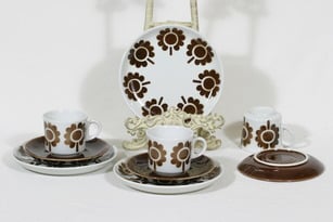 Arabia BR kahvikupit ja lautaset, ruskea, 3 kpl, suunnittelija Göran Bäck, puhalluskoriste, retro, nimetön koriste