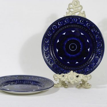Arabia Valencia lautaset, käsinmaalattu, 2 kpl, suunnittelija Ulla Procope, käsinmaalattu, matala, signeerattu