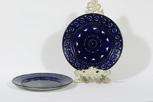 Arabia Valencia lautaset, käsinmaalattu, 2 kpl, suunnittelija Ulla Procope, käsinmaalattu, matala, signeerattu