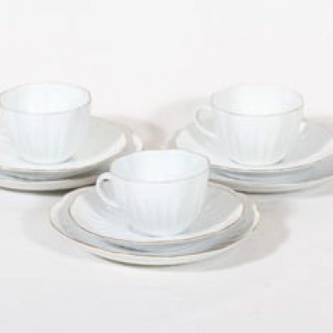 Arabia Oivi kahvikupit ja lautaset, valkoinen, suunnittelija Ulla Procope, kultareuna