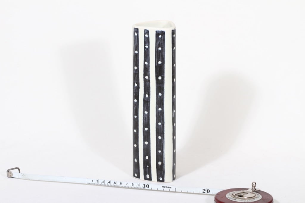 Kupittaan savi maljakko, käsinmaalattu, suunnittelija Orvokki Laine, käsinmaalattu, signeerattu, funktionalismi kuva 2