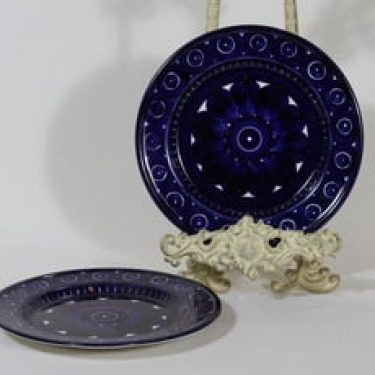 Arabia Valencia lautaset, 2 kpl, suunnittelija Ulla Procope, käsinmaalattu, pieni, signeerattu