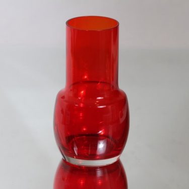 Riihimäen lasi maljakko, punainen, suunnittelija Tamara Aladin,