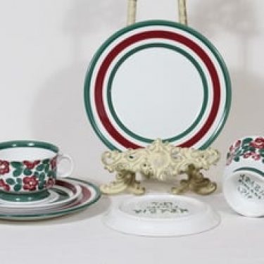 Arabia Purpuri-jenkka teekupit ja lautaset, 22.5 cl, 2 kpl, suunnittelija Ulla Procope, 22.5 cl, käsinmaalattu, signeerattu