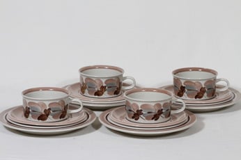 Arabia Koralli teekupit ja lautaset, käsinmaalattu, 4 kpl, suunnittelija Raija Uosikkinen, käsinmaalattu, kultakoriste