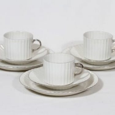 Arabia Kultakorva kahvikupit ja lautaset, 3 kpl, suunnittelija , hopearaita
