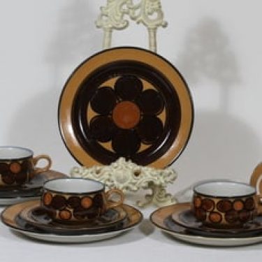 Arabia Kalevala kahvikupit ja lautaset, käsinmaalattu, 4 kpl, suunnittelija Peter Winquist, käsinmaalattu, signeerattu, retro