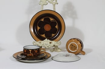 Arabia Kalevala kahvikupit ja lautaset, käsinmaalattu, 2 kpl, suunnittelija Peter Winquist, käsinmaalattu, signeerattu, retro