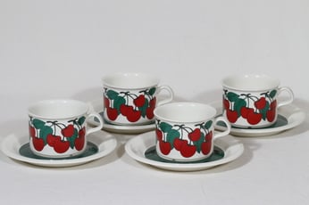 Arabia Kirsikka teekupit, 4 kpl, suunnittelija Inkeri Seppälä, serikuva, retro