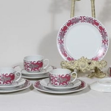 Arabia Esmeralda kahvikupit ja lautaset, punainen, 4 kpl, suunnittelija Esteri Tomula, serikuva, retro