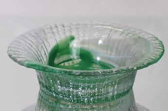 Riihimäen lasi Tupru kulho, vihreä-kirkas, suunnittelija Nanny Still, massiivinen