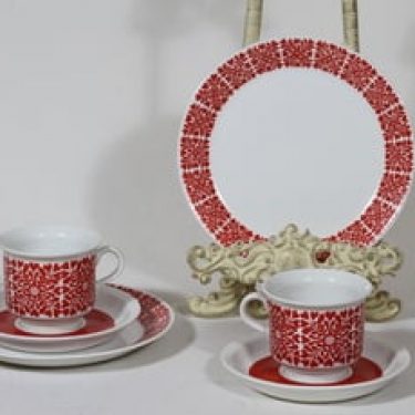 Arabia Tytti kahvikupit ja lautaset, punainen, 2 kpl, suunnittelija Raija Uosikkinen, serikuva
