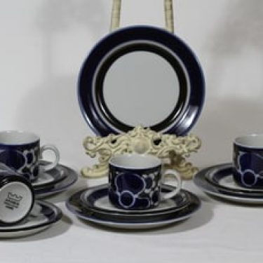 Arabia Saara kahvikupit ja lautaset, 4 kpl, suunnittelija Anja Jaatinen-Winquist, erikoiskoriste, retro