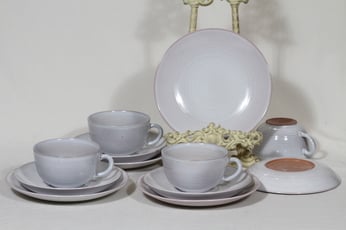 Arabia ARA teekupit ja lautaset, valkoinen lasite, 4 kpl, suunnittelija Michael Schilkin,