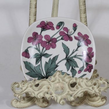 Arabia Botanica decorative plate, Metsäkurjenpolvi, designer Esteri Tomula, small, silk screening