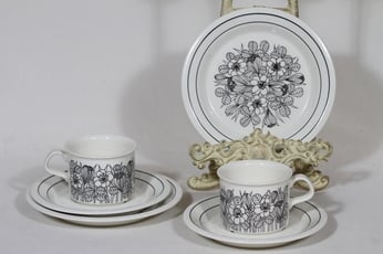 Arabia Krokus kahvikupit ja lautaset, musta, 2 kpl, suunnittelija Esteri Tomula, serikuva