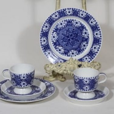 Arabia Ali kahvikupit ja lautaset, sininen, 2 kpl, suunnittelija Raija Uosikkinen, kuparipainokoriste