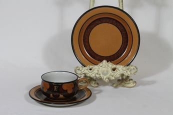 Arabia Kalevala kahvikuppi ja lautanen, käsinmaalattu, suunnittelija Anja Jaatinen-Winquist, käsinmaalattu, signeerattu, retro