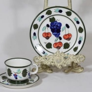 Arabia Palermo kahvikuppi ja lautanen, käsinmaalattu, suunnittelija Dorrit von Fieandt, käsinmaalattu, signeerattu