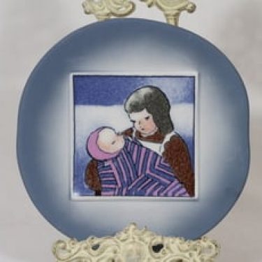 Arabia Äiti ja lapsi koristelaatta, Kotiin, suunnittelija Heljä Liukko-Sundström, Kotiin, serikuva