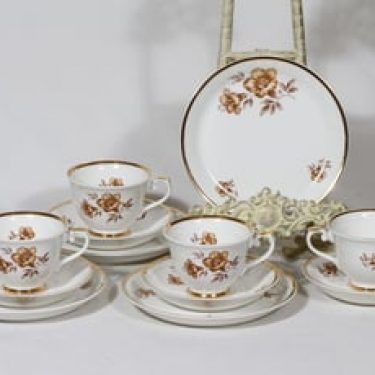 Arabia Myrna kahvikupit ja lautaset, 4 kpl, suunnittelija Olga Osol, serikuva, kukka-aihe