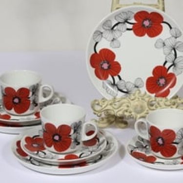 Arabia Isokukka kahvikupit ja lautaset, punainen, 3 kpl, suunnittelija Esteri Tomula, serikuva, kukka-aihe, retro