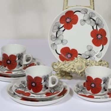 Arabia Isokukka kahvikupit ja lautaset, punainen, 3 kpl, suunnittelija Esteri Tomula, serikuva, kukka-aihe, retro