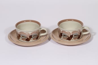 Arabia Koralli teekupit, käsinmaalattu, 2 kpl, suunnittelija Raija Uosikkinen, käsinmaalattu, kukka-aihe