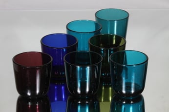 Nuutajärvi 5023 lasit, eri värejä, 7 kpl, suunnittelija Kaj Franck,