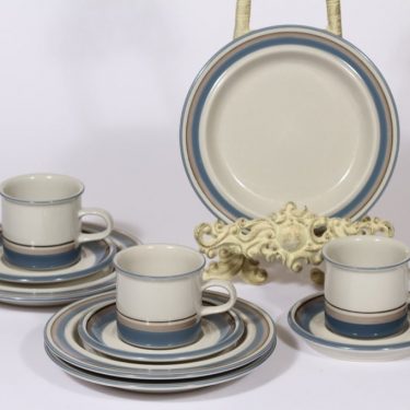 Arabia Uhtua kahvikupit ja lautaset, 3 kpl, suunnittelija Inkeri Leivo, raitakoriste