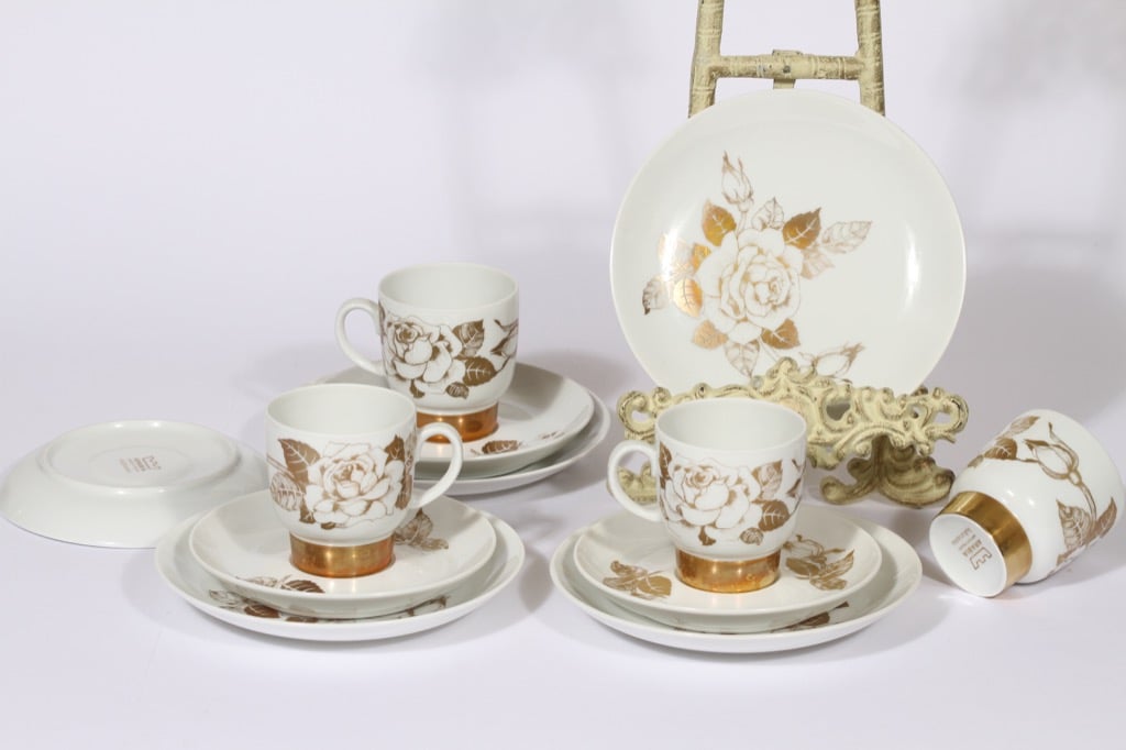 Arabia Kultaruusu kahvikupit ja lautaset, kulta, 4 kpl, suunnittelija Raija Uosikkinen, serikuva