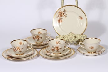 Arabia Myrna kahvikupit ja lautaset, 4 kpl, suunnittelija Olga Osol, serikuva, kukka-aihe
