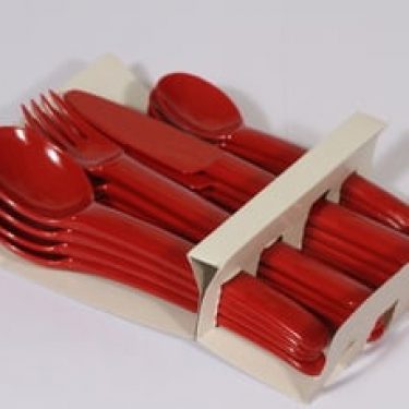 Sarvis Pitopöytä (easy day) aterimet, punainen, 16 kpl, suunnittelija Kaj Franck, muovi