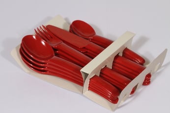 Sarvis Pitopöytä (easy day) aterimet, punainen, 16 kpl, suunnittelija Kaj Franck, muovi