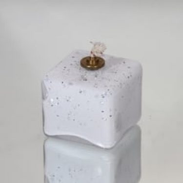 Nuutajärvi öljylamppu, valkoinen, suunnittelija Kerttu Nurminen,