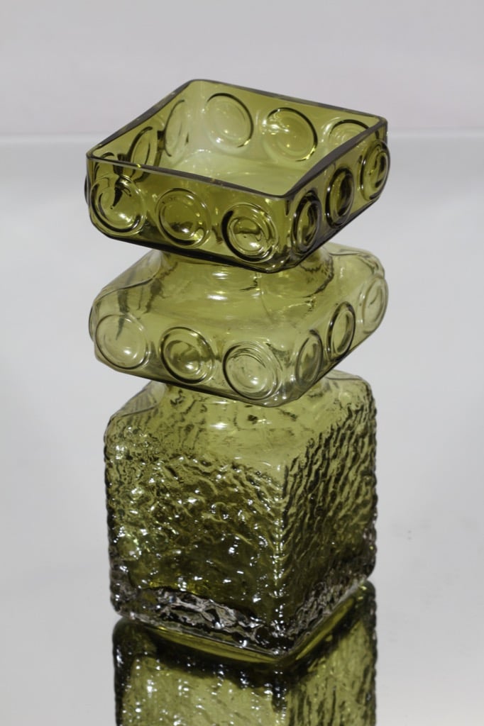 Riihimäen lasi Kehrä maljakko, oliivinvihreä, suunnittelija Tamara Aladin,