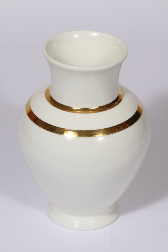 Arabia maljakko, valkoinen, suunnittelija Richard Lindh, kultaraita