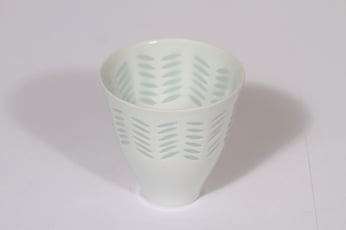 Arabia FK-7 pikari, riisiposliini, suunnittelija Friedl Holzer-Kjellberg, riisiposliini, massasigneerattu