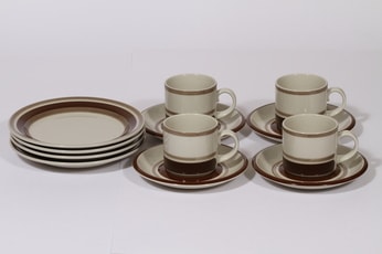 Arabia Pirtti kahvikupit ja lautaset, ruskea, 4 kpl, suunnittelija Raija Uosikkinen, raitakoriste