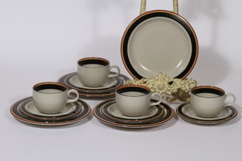 Arabia Reimari kahvikupit ja lautaset, 4 kpl, suunnittelija Inkeri Leivo, raitakoriste