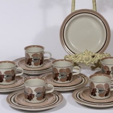 Arabia Koralli kahvikupit ja lautaset, käsinmaalattu, 6 kpl, suunnittelija Raija Uosikkinen, käsinmaalattu