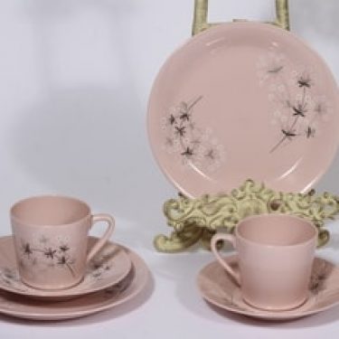 Arabia Lumikukka kahvikupit ja lautaset, vaaleanpunainen, 2 kpl, suunnittelija Raija Uosikkinen, serikuva