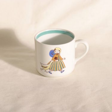 Arabia Tytöt lasten muki, suunnittelija Kaj Franck, siirtokuva