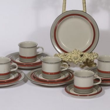 Arabia Aslak kahvikupit ja lautaset, oliivinvihreä, 5 kpl, suunnittelija Inkeri Leivo, raitakoriste