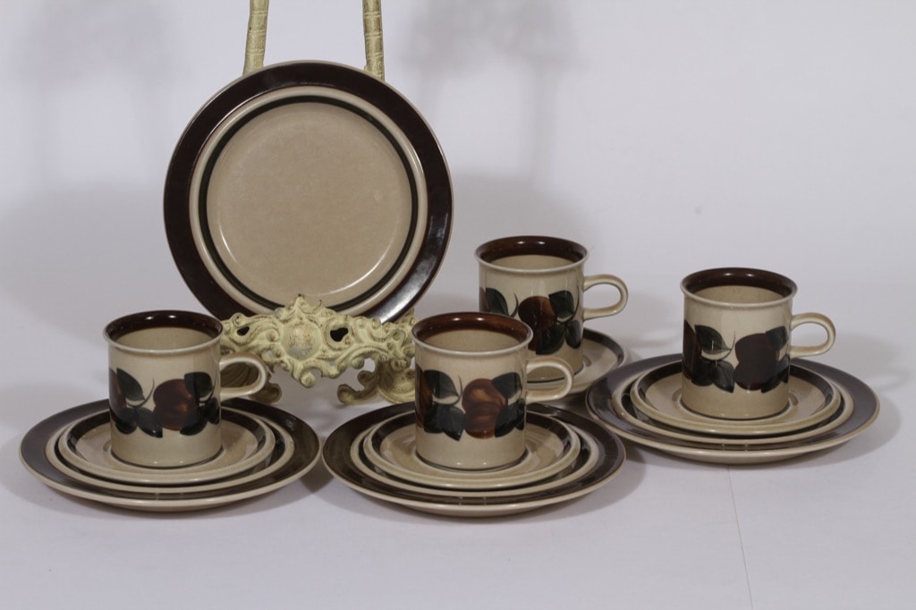 Arabia Ruija kahvikupit ja lautaset, käsinmaalattu, 4 kpl, suunnittelija Raija Uosikkinen, käsinmaalattu
