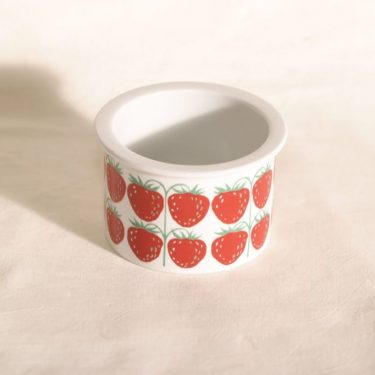 Arabia Pomona purnukka, mansikka, suunnittelija Raija Uosikkinen, mansikka