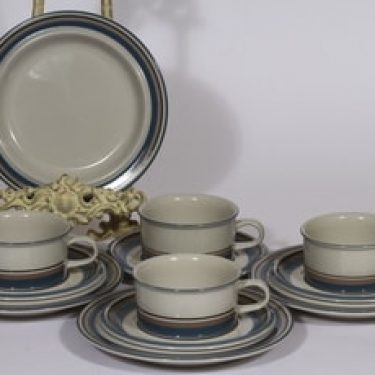 Arabia S teekupit ja lautaset, 4 kpl, suunnittelija Inkeri Leivo, raitakoriste